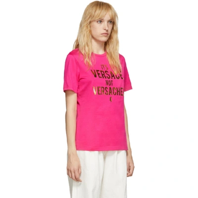 VERSACE 粉色“ITS VERSACE” T 恤