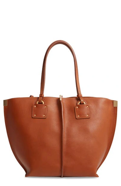 Shop Chloé Vick Leather Tote In Caramel