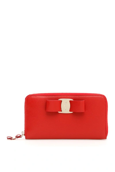 Shop Ferragamo Salvatore  Vara Bow Zip Wallet In Red