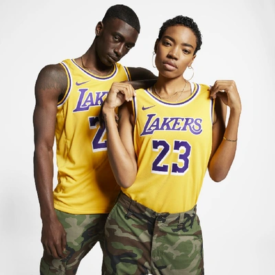 Nike Mens LeBron James Lakers Swingman Jersey - Amarillo/White Size S