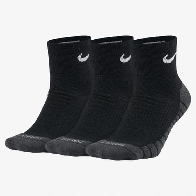 Shop Nike Unisex Everyday Max Cushioned Training Ankle Socks (3 Pairs) In Black