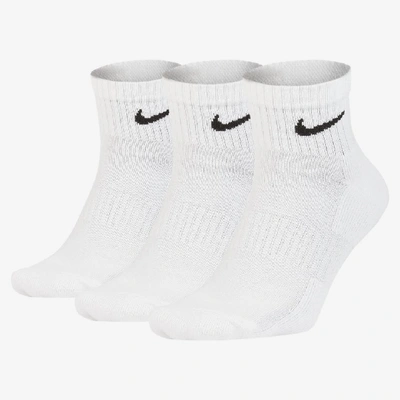 Shop Nike Everyday Cushioned Training Ankle Socks (3 Pairs) In White