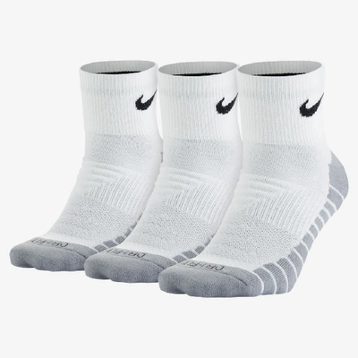Shop Nike Unisex Everyday Max Cushioned Training Ankle Socks (3 Pairs) In White