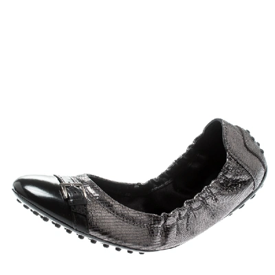 Pre-owned Tod's Metallic Grey Suede And Black Leather Cap Toe Buckle Detail Scrunch Ballet Flats Size 37