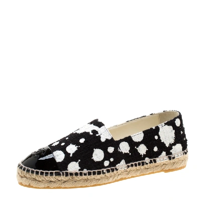 Pre-owned Chanel Monochrome Tweed Fabric And Patent Leather Cc Cap Toe Espadrilles Size 39 In Black