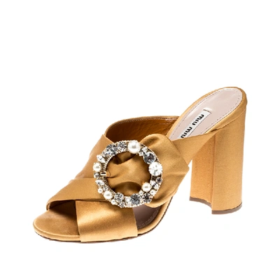 Pre-owned Miu Miu Yellow Satin Crystal And Faux Pearl Embellished Brooch Peep Toe Mules Size 38 In Gold