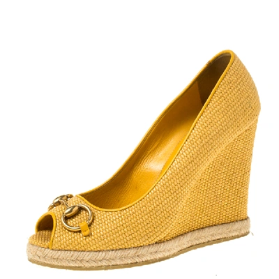 Pre-owned Gucci Mustard Raffia Charlotte Horsebit Peep Toe Wedge Pumps Size 40 In Yellow