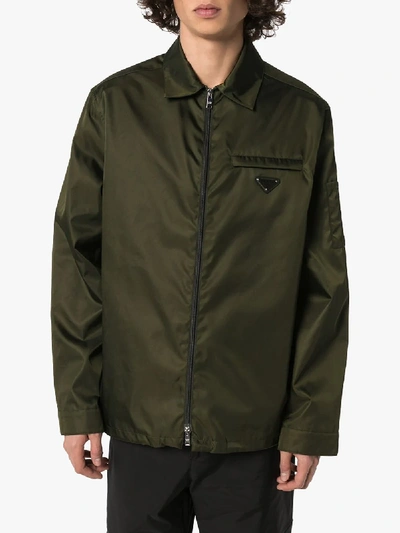 Shop Prada Hemdjacke Mit Logo-schild In Green