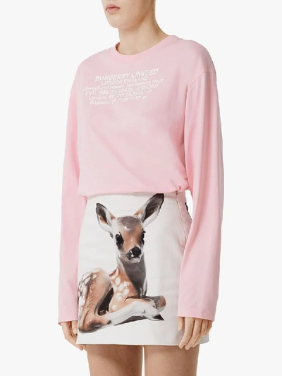 Shop Burberry Langarmshirt Mit Print In Pink
