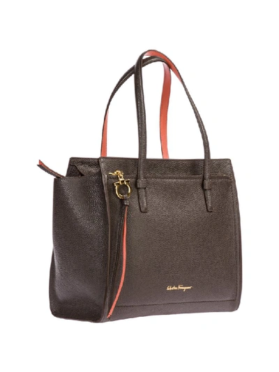 Shop Ferragamo Amy Shoulder Bag In Greige / Granita