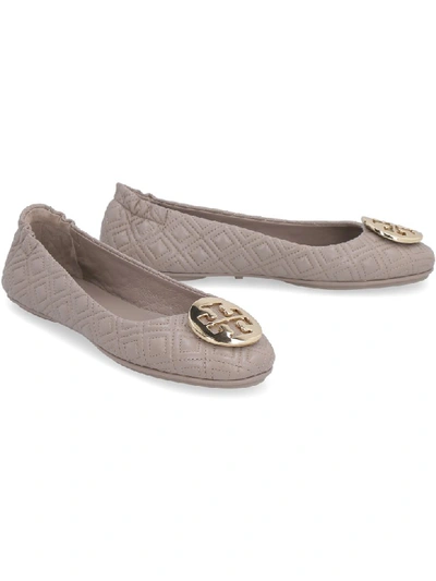 Shop Tory Burch Minnie Leather Travel Ballet Flats In Grey