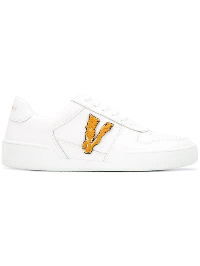 Shop Versace Sneaker Patch In O Bianco/oro