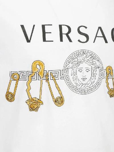 Shop Versace T-shirt In Bianco/oro