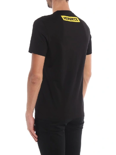 Shop Versace T-shirt In Nero