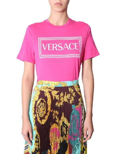 Shop Versace T-shirt With 90s Logo In Rosa