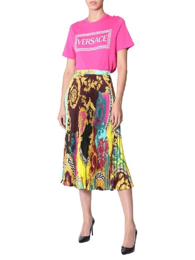 Shop Versace T-shirt With 90s Logo In Rosa