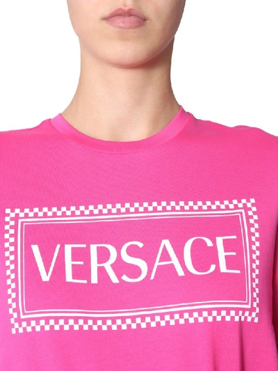 Shop Versace T-shirt With 90s Logo In Rosa