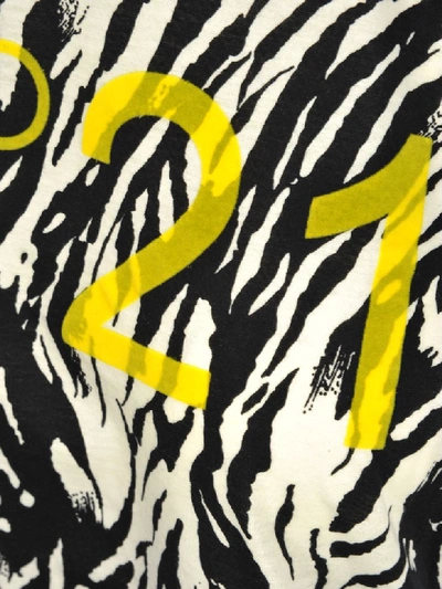 Shop N°21 N21 Logo Print T-shirt In Zebra White + Black
