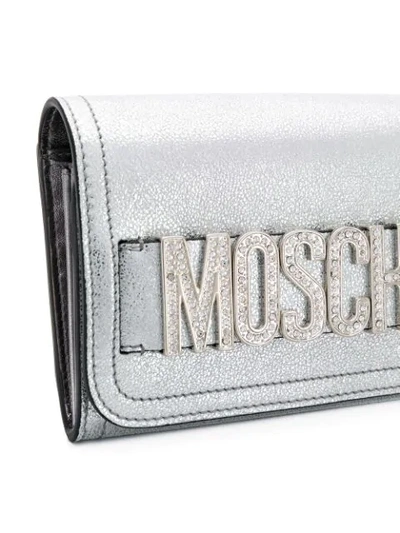 Shop Moschino Clutch Mit Verziertem Logo In Silver