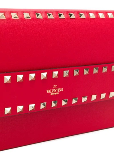 Pre-owned Valentino Garavani Rockstud Clutch In Red