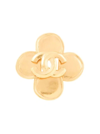 Pre-owned Chanel Cc Cloverleaf Brooch In Gold