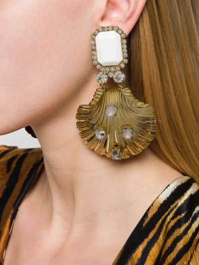 Shop Alessandra Rich Muschelförmige Ohrringe Mit Kristallen - Gold