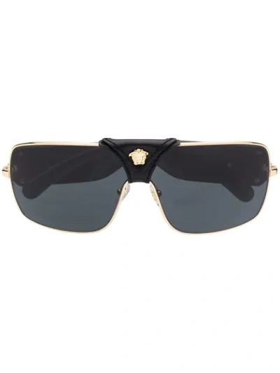 VERSACE EYEWEAR LEATHER LOGO DETAIL SUNGLASSES - 黑色