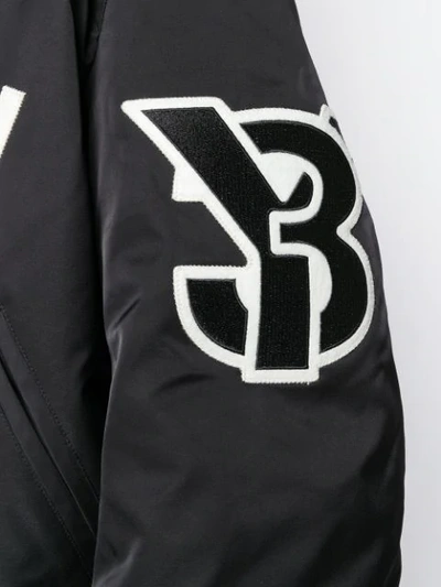 Y-3 LOGO PRINT BOMBER JACKET - 黑色