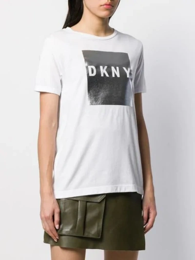 Shop Dkny T-shirt Mit Metallic-logo In White