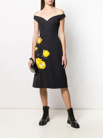 Shop Prada Schulterfreies Kleid Mit Rosen In F0c5z Nero Giallo