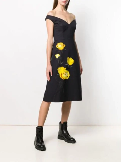 Shop Prada Schulterfreies Kleid Mit Rosen In F0c5z Nero Giallo