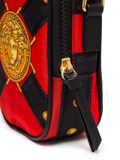 Shop Versace Schultertasche Mit Medusa - Schwarz In Black