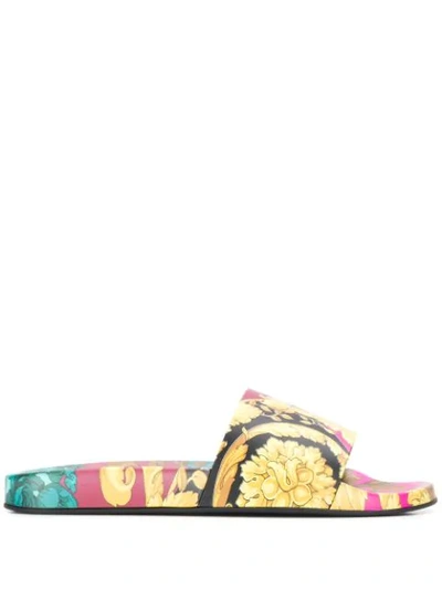 Shop Versace Pantoletten Mit Barock-print In Yellow