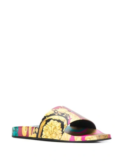 Shop Versace Pantoletten Mit Barock-print In Yellow