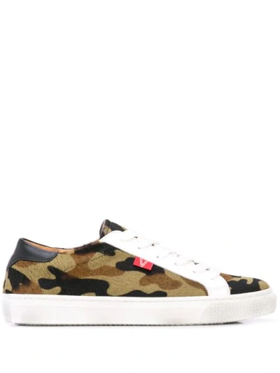 Shop Veronica Beard Sneakers Mit Camouflage-print In Greenmulti