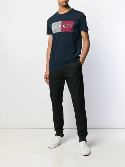 Shop Tommy Hilfiger T-shirt Mit Logo-stickerei In Blue