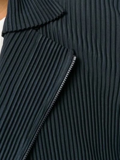 Issey Miyake Plissierter Mantel Mit Reissverschluss In Blue