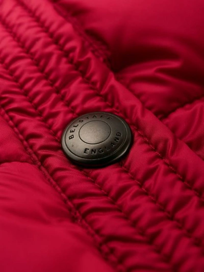 Shop Belstaff Daunenjacke Mit Schnallenkragen In Red