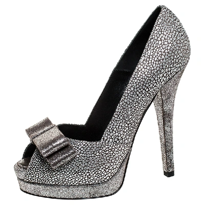 Pre-owned Fendi Silver Brocade Fabric And Textured Leather Deco Bow Peep Toe Platform Pumps Size 40