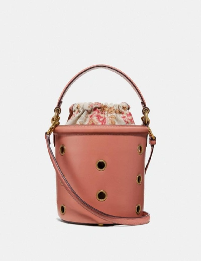 Shop Coach Beuteltasche Mit Zugband Und Ösen In Light Peach/brass