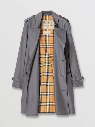 Shop Burberry The Mid-length Chelsea Heritage Trench Coat In Mid-grey