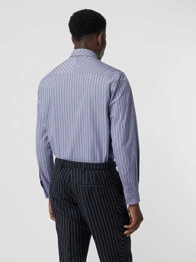 V 形条纹棉质衬衫与领带两件套