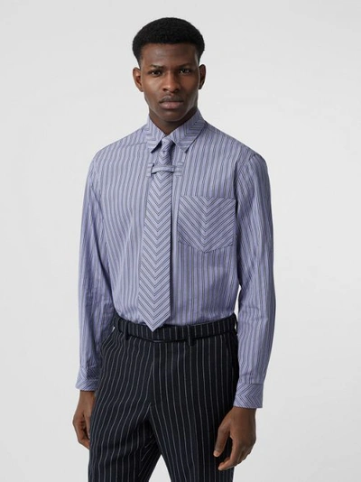 V 形条纹棉质衬衫与领带两件套