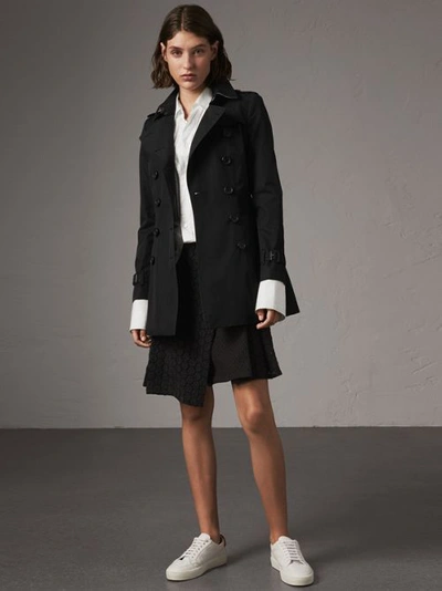 Shop Burberry The Chelsea – Short Trench Coat In Black