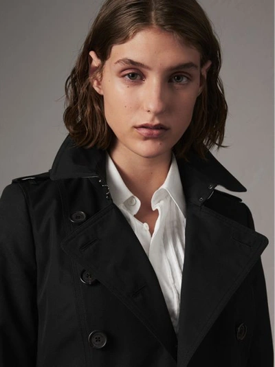 Shop Burberry The Chelsea – Short Trench Coat In Black