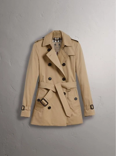 Shop Burberry The Kensington – Short Trench Coat In Honey