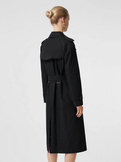 Shop Burberry 滑铁卢版型 – 长款 Heritage Trench 风衣 (黑色) - 女士