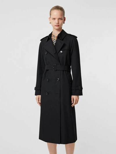Shop Burberry 滑铁卢版型 – 长款 Heritage Trench 风衣 (黑色) - 女士