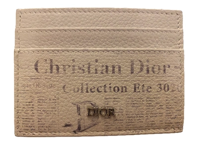 Pre-owned Dior  X Daniel Arsham Card Holder Newspaper Print Grained Calfskin White