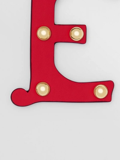 E 字母铆钉皮革吊饰